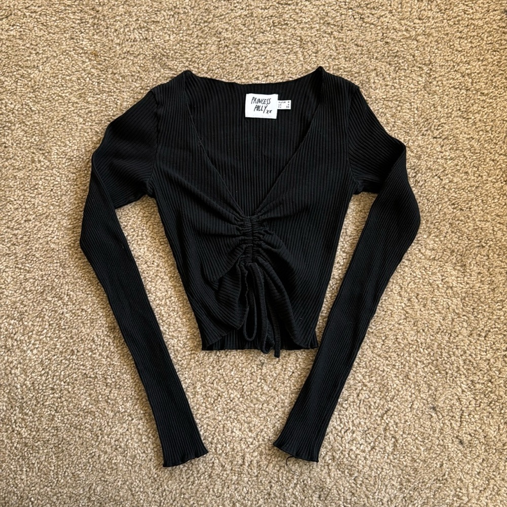 Long sleeve fitted black crop with tie in the middle